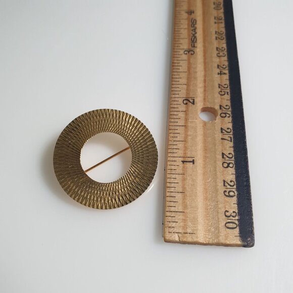 Vintage Gold Tone Round Textured Pin Brooch Germany Elegant Accessory MCM Gift - Picture 4 of 4